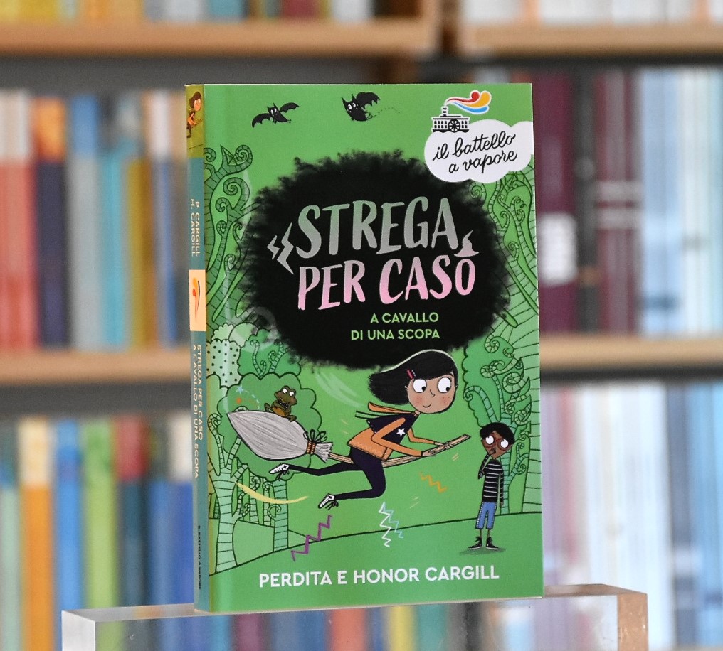 STREGA PER CASO. A CAVALLO DI UNA SCOPA – Libreria Spazio Libri La Cornice